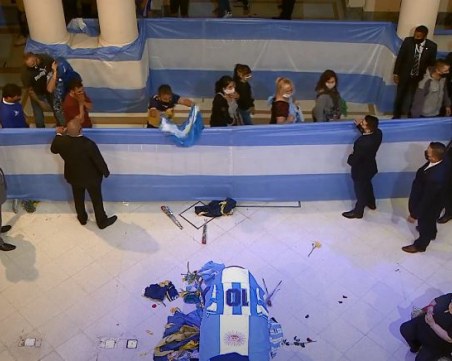 Хиляди аржентинци си вземат последно сбогом с Диего Марадона