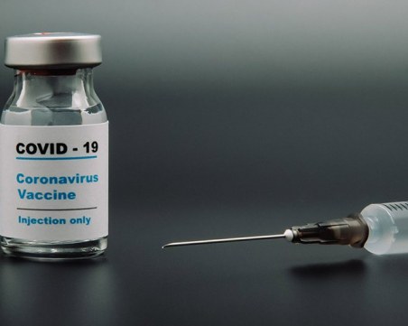 Необходими са масови COVID инокулации на населението, твърди френски учен