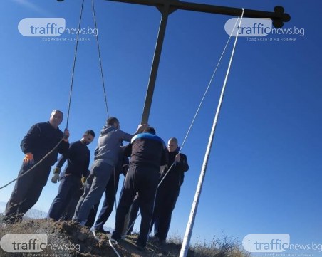 8-метров кръст ще бди над пловдивско село – доброволци го сложиха в легендарна местност