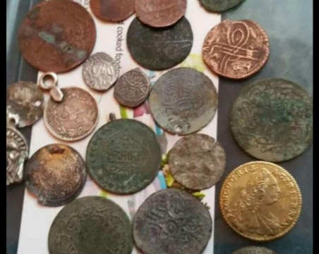 Арестуваха мъж в Пловдивско, продавал антични монети