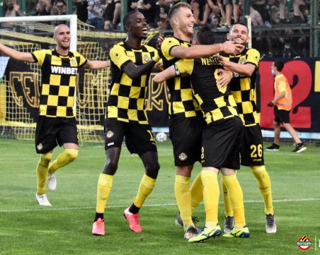 Групата на Ботев за дербито