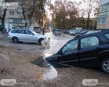 Кола пропадна в огромна яма в Пловдив! Предницата й 