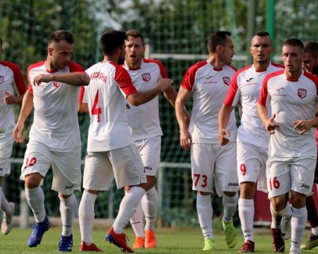 Един от лидерите във Втора лига прекратява участието си в първенството