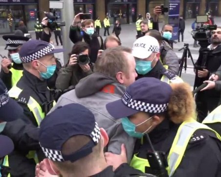 Над 60 задържани в Лондон при протест срещу карантината