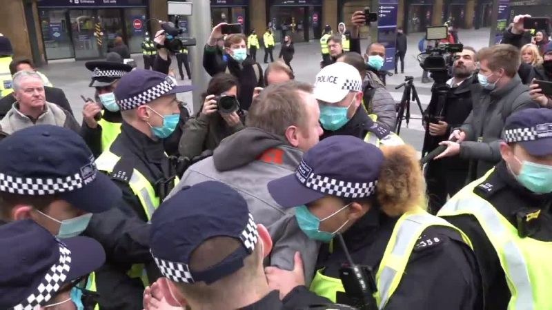 Над 60 задържани в Лондон при протест срещу карантината