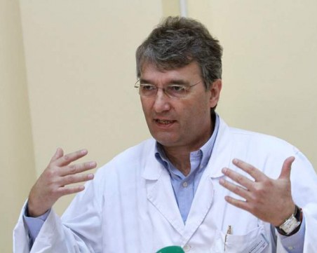 Акад. Лъчезар Трайков: Лекари работят на няколко места поради ниското заплащане и това изтощава системата