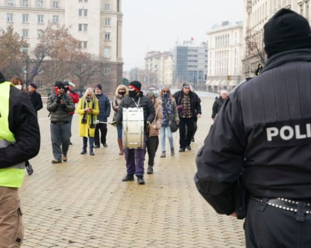 Полицаи и пожарникари протестират – срещу тях контрапротест от 