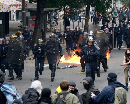 Сблъсъци във Франция заради закон, забраняващ снимането на полицаи от граждани