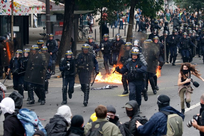 Сблъсъци във Франция заради закон, забраняващ снимането на полицаи от граждани