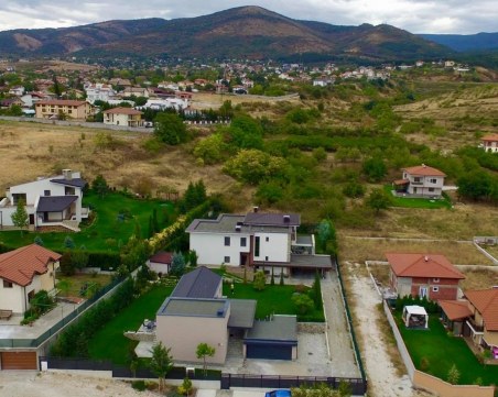 Хващат необявени палати по сметки за ток и вода