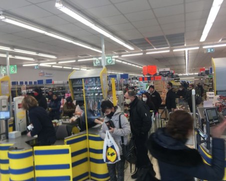 Локдаун ли? Ето как се спазват мерките в магазини и градски транспорт
