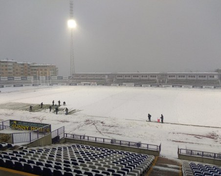 Снегът постави под въпрос мач от Първа лига