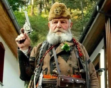 Стотици приятели и колеги се сбогуват с прочутия родопски гайдар Стою Чонгаров