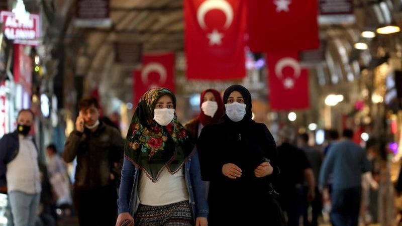 Турция наложи вечерен час и пълно затваряне през уикендите