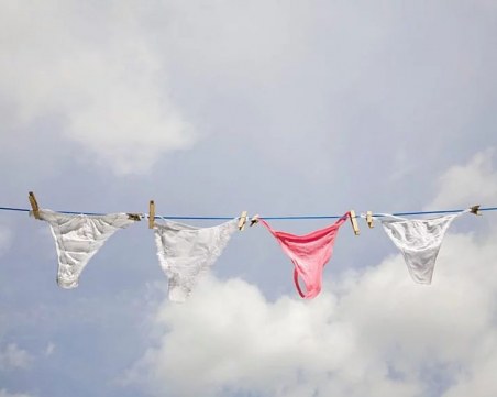 Абсурд: Гащи и сутиени посрещат миряни пред храм в Пазарджик