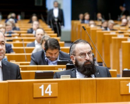 Хванаха евродепутат – хомофоб в оргия с 25 мъже в Брюксел