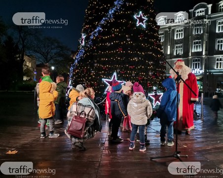 Коледният дух се настани в Пловдив – грейна елхата в сърцето на града