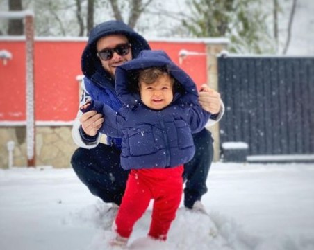 Криско и дъщеричката му - щастливи сред снежинките