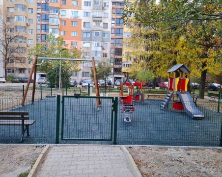 Нова детска площадка и игрище за петанк в район 