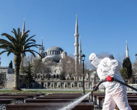 Турция отново регистрира над 30 000 случая на COVID-19, форсират ваксинацията