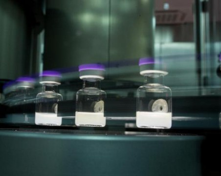 Ваксината за коронавирус на Pfizer Inc и BioNTech на крачка от одобрение