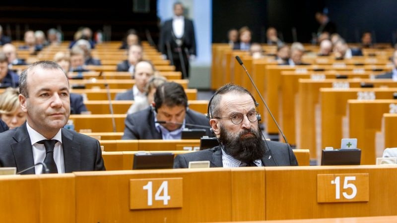 Хванаха евродепутат – хомофоб в оргия с 25 мъже в Брюксел