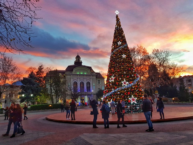 Коледната елха в Пловдив грейва тази вечер!