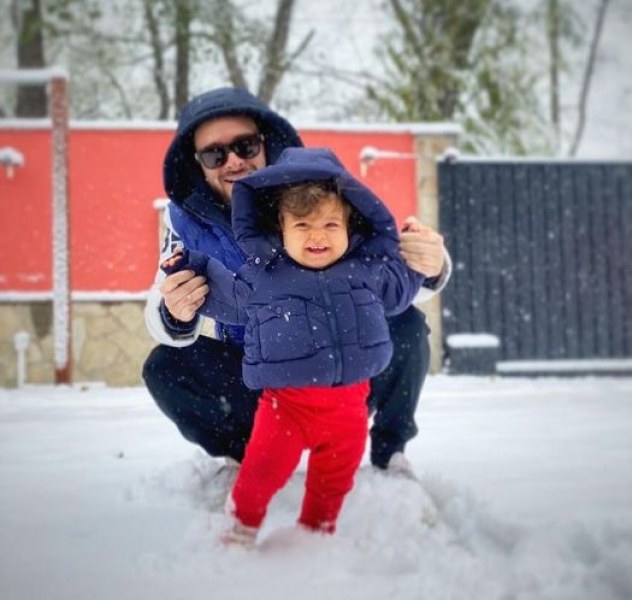 Криско и дъщеричката му - щастливи сред снежинките