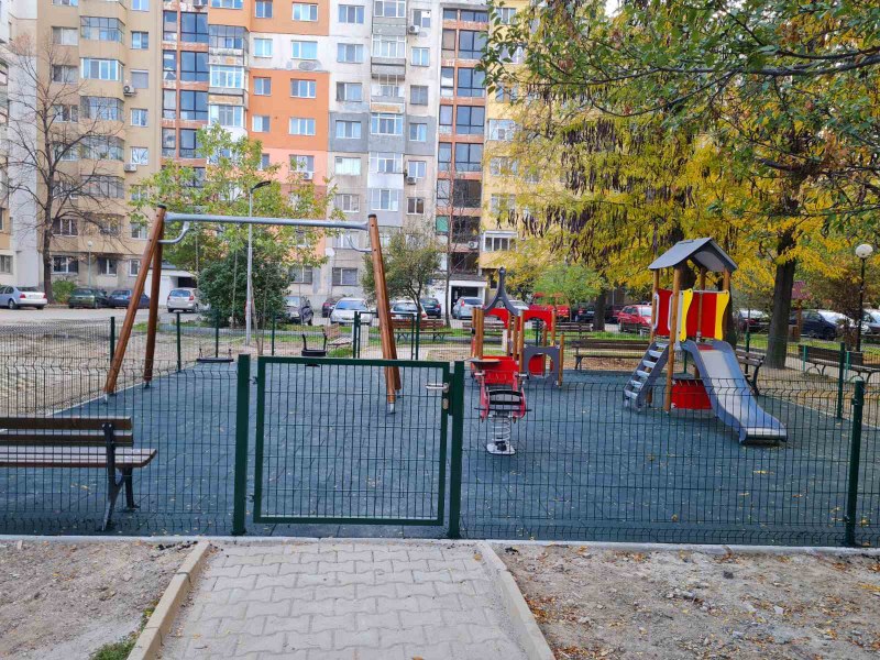 Нова детска площадка и игрище за петанк в район