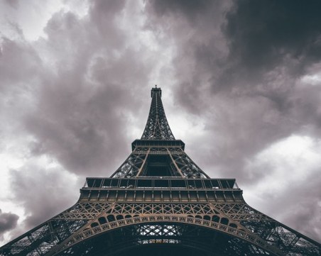 Айфеловата кула отваря отново на 16 декември