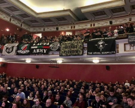 Черно-бяла Коледа онлайн, феновете на Локомотив с благотворителен жест