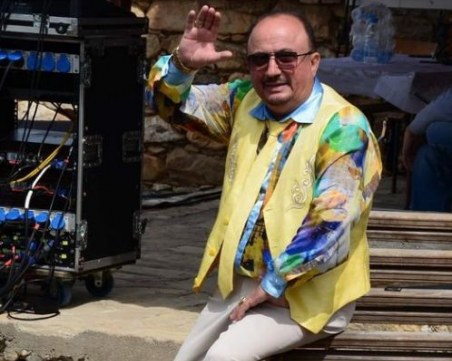 Наско Стоев посреща рожден ден с агнешко по канарски и пудингова торта