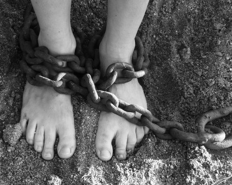 Великата инквизиция в България: Оковават хората с вериги, бият ги с пръчки в психиатрии и домове