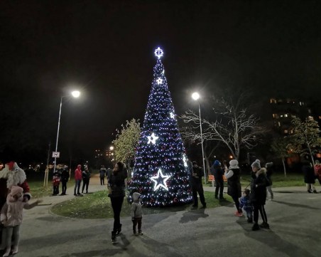 Димитър Колев запали светлините на коледната елха в новия парк на 