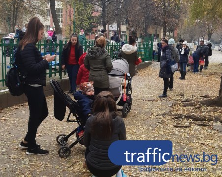 Майки с деца мръзнат в Кючука близо час, за да получат храната си – извиха се огромни опашки