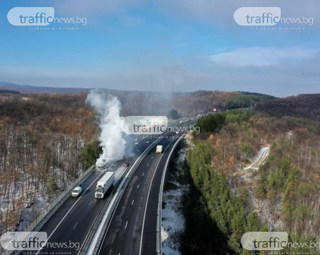 Тир избухна в пламъци на АМ Тракия, движението е затруднено