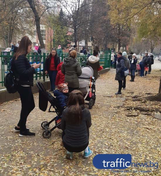 Майки с деца мръзнат в Кючука близо час, за да получат храната си – извиха се огромни опашки