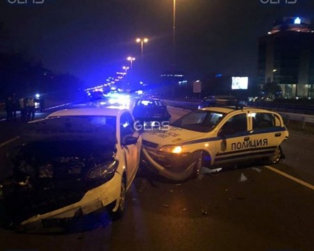Тежка катастрофа! Автомобил се наниза в патрулка на булевард