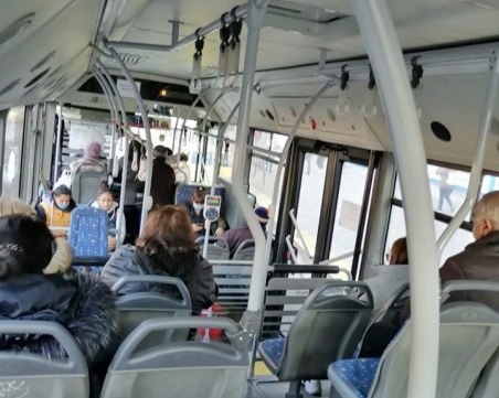 Общината: В някои градски автобуси пътниците са наполовина