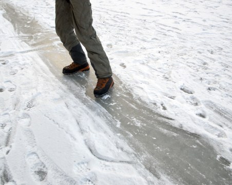 Паднала на лед жена опита да осъди за 50 бона Кауфланд или Община Пловдив, не успя