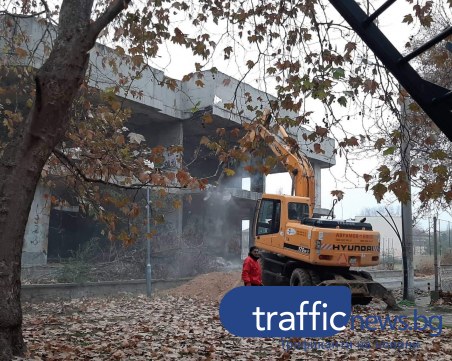 Тежка техника влезе в Коматево, бута опасен строеж – свърталище на наркомани