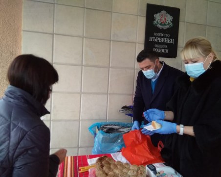 В навечерието на Никулден кметове раздадоха 120 кг риба в Първенец