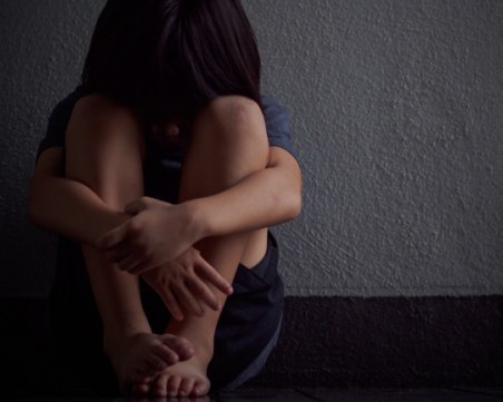 Жестоко! Мъж преби с юмруци 3-годишно дете