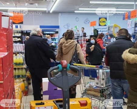 Истерията продължава! Отказаха пос терминалите в голям хипермаркет в Пловдив