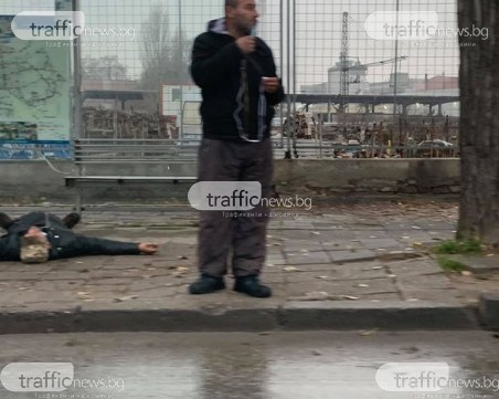 Мъж лежи в безпомощно състояние на спирка в Пловдив