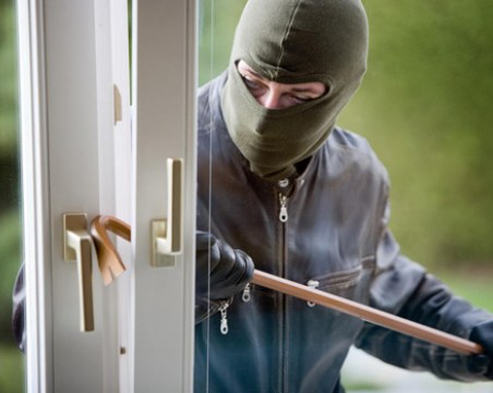 Мъж разби детски център в Пещера, задигна пари