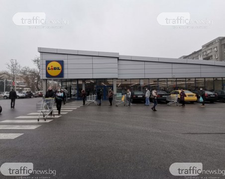 Опашки се вият пред магазините в Пловдив, а вътре – фраш