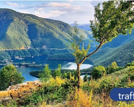 Премахват още една плаваща къща от язовир 