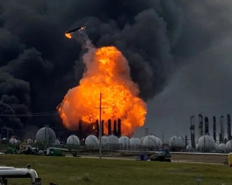 Четирима души в критично състояние след експлозия на резервоар за нефт