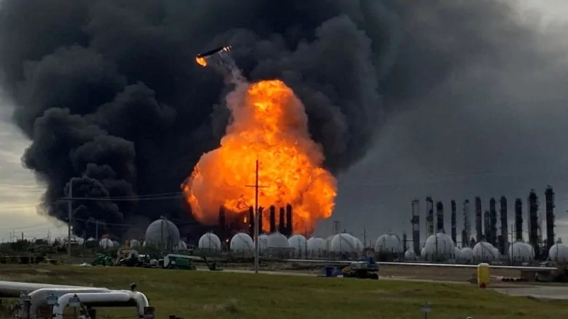 Четирима души в критично състояние след експлозия на резервоар за нефт